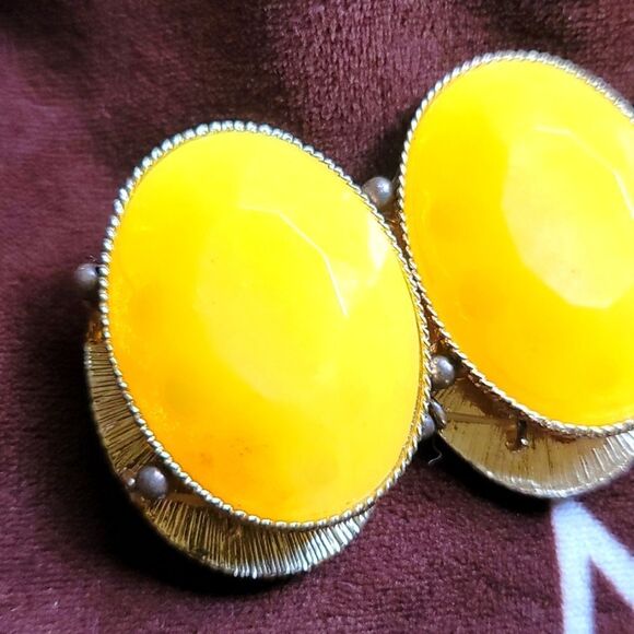 COPY - Yellow Statement Bracelet - Picture 2 of 3